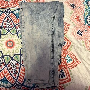 Light blue acid wash jeans! Made from the brand “Between us”.